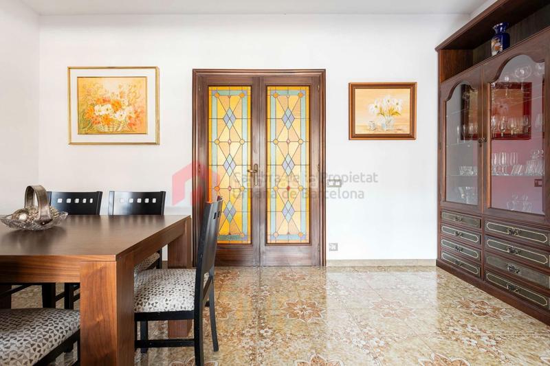Foto 8a7cd79d-b796-4b8c-b2ba-1d9d97fdec73. Piso  muy tranquilo en muntaner esquina consejo de ciento 139 m2 4habitaciones 2 baños. en Barcelona
