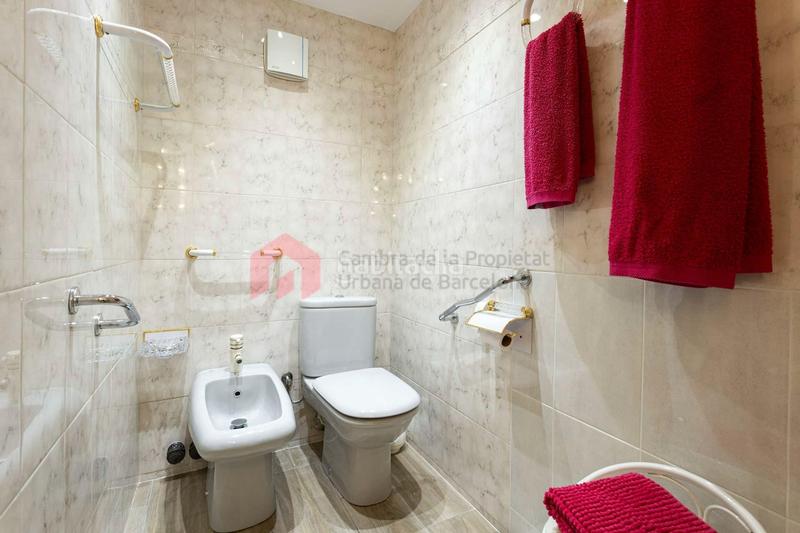 Foto e3002f95-27f9-4411-806a-f4795d78c03f. Piso  muy tranquilo en muntaner esquina consejo de ciento 139 m2 4habitaciones 2 baños. en Barcelona