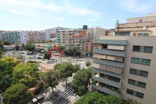 Appartement à Barri de les Corts. En calle can bruixa junto al metro les corts en 7 planta exterio