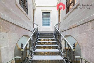 Flat in Raval. Piso amplio de dos dormitorios en ciutat vella.