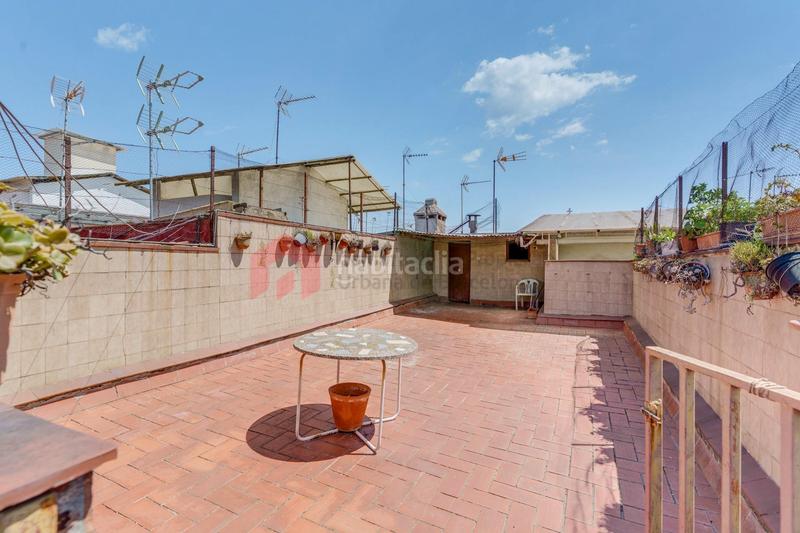 Foto 1e84f61c-de72-4fea-8f6e-7a4af4f10c75. Piso ático de 4 habitaciones con 60 m de terrazas en el centro de santa coloma en Santa Coloma de Gramenet