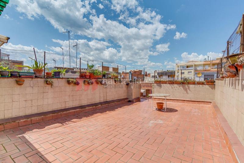 Foto 889e62dd-30b8-4254-b1a9-29f571b88ec1. Piso ático de 4 habitaciones con 60 m de terrazas en el centro de santa coloma en Santa Coloma de Gramenet