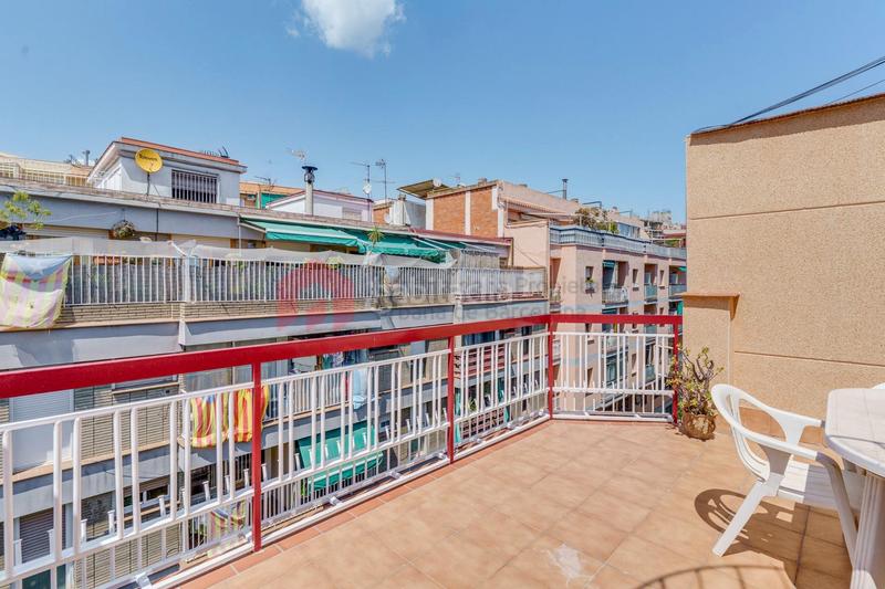Foto cc4491e2-b3fc-4fac-810a-f0674aace22e. Piso ático de 4 habitaciones con 60 m de terrazas en el centro de santa coloma en Santa Coloma de Gramenet