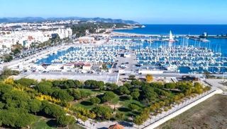Pis a La Geltrú-Sant Jordi. Amplio piso de 4 habitaciones junto a la estación en vilanova i