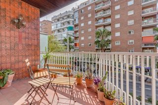 Pis a La Salut. Piso en venta de 4 habitaciones y 2 baños en el barrio de la sal