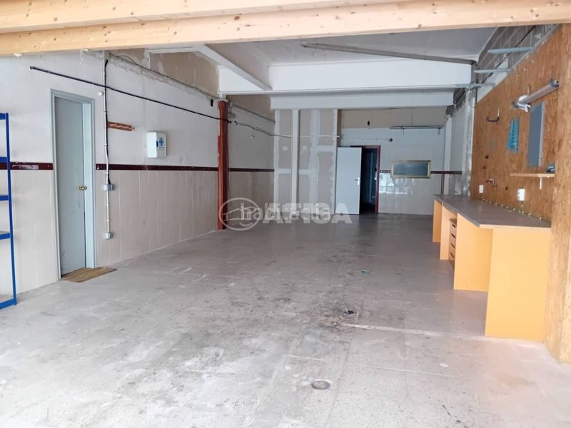 Foto 7ba3e6af-6ae2-41cd-a1b9-e5bc46ae7654. Location local commercial dans Cardedeu