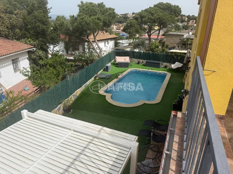 Foto 23d8a1b4-ff43-4ece-928b-b350288d8e24. Xalet amb calefacció aparcament piscina a Maçanet de la Selva poble Maçanet de la Selva
