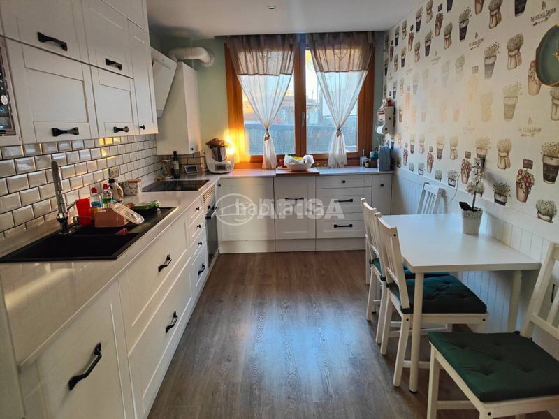 Foto 8d6d80dc-4fbf-4020-a066-1bb9f43339a1. Dúplex amb calefacció aparcament a Llinars del Vallès