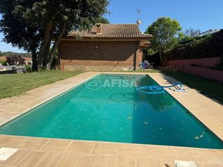 Chalet in Sils. Venta de una torre en sils