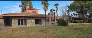 Xalet a Vilallonga del Camp. Magnífica casa independiente con amplio terreno y carpa para eve