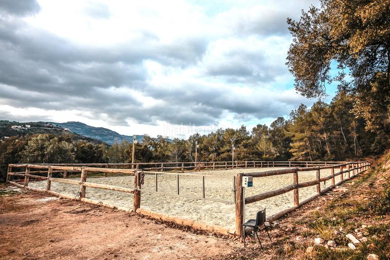 Foto 18496fdb-c154-4eb1-9df1-3a47f9837660. Masia amb xemeneia calefacció aparcament piscina a Castellar del Vallès