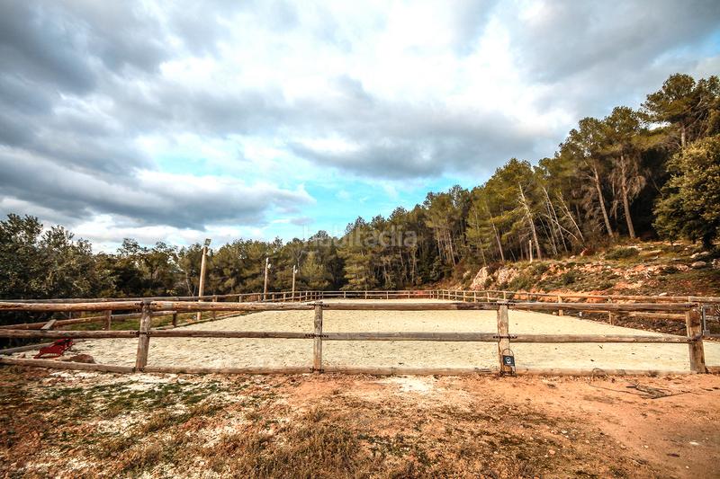 Foto 2f3abf1a-b61d-45db-abec-9197ae3b6876. Masia amb xemeneia calefacció aparcament piscina a Castellar del Vallès