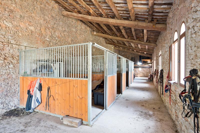 Foto 3a4319ac-a059-4ecc-a6ee-33da41b9e279. Masia amb xemeneia calefacció aparcament piscina a Castellar del Vallès