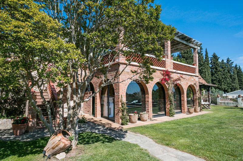 Foto 485bdab0-c09f-4aa4-a50b-fc6ff8dc282d. Masia amb xemeneia calefacció aparcament piscina a Castellar del Vallès