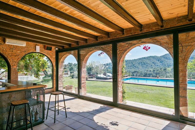 Foto 57af3388-832c-4f7b-a4ce-28644d04c628. Masia amb xemeneia calefacció aparcament piscina a Castellar del Vallès