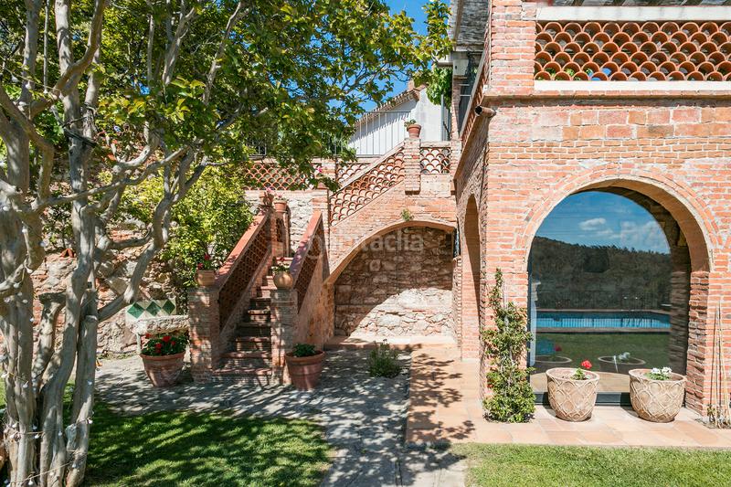 Foto 946da483-5c97-4f5c-8be8-f4bfd8433c3e. Masia amb xemeneia calefacció aparcament piscina a Castellar del Vallès