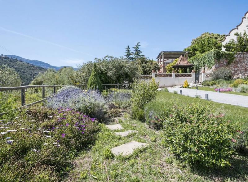 Foto bb8690ce-76c8-4caf-bd8d-af8ebe93741c. Masia amb xemeneia calefacció aparcament piscina a Castellar del Vallès