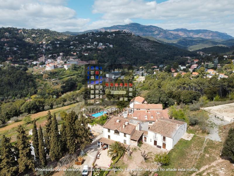 Foto c2e469c4-f254-435e-a57c-4af25fa8f27d. Masia amb xemeneia calefacció aparcament piscina a Castellar del Vallès