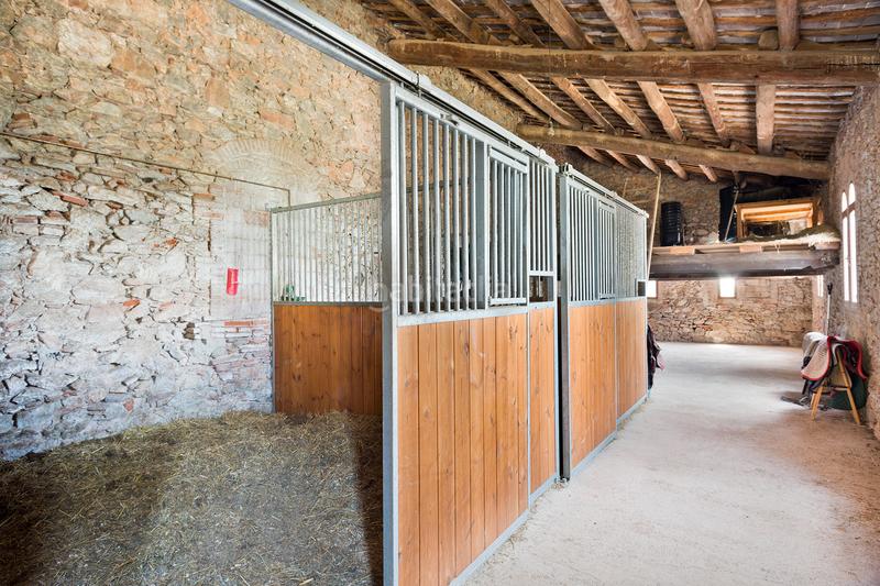 Foto c633f2c3-cc56-49ba-8849-5a3772e4e658. Masia amb xemeneia calefacció aparcament piscina a Castellar del Vallès