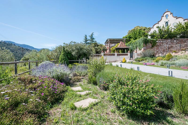 Foto d08af411-cbac-4710-b652-25e39e7ddee9. Masia amb xemeneia calefacció aparcament piscina a Castellar del Vallès