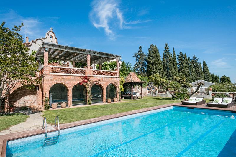 Foto d9ddaee8-34b8-48f4-a359-bff51b5d4535. Masia amb xemeneia calefacció aparcament piscina a Castellar del Vallès