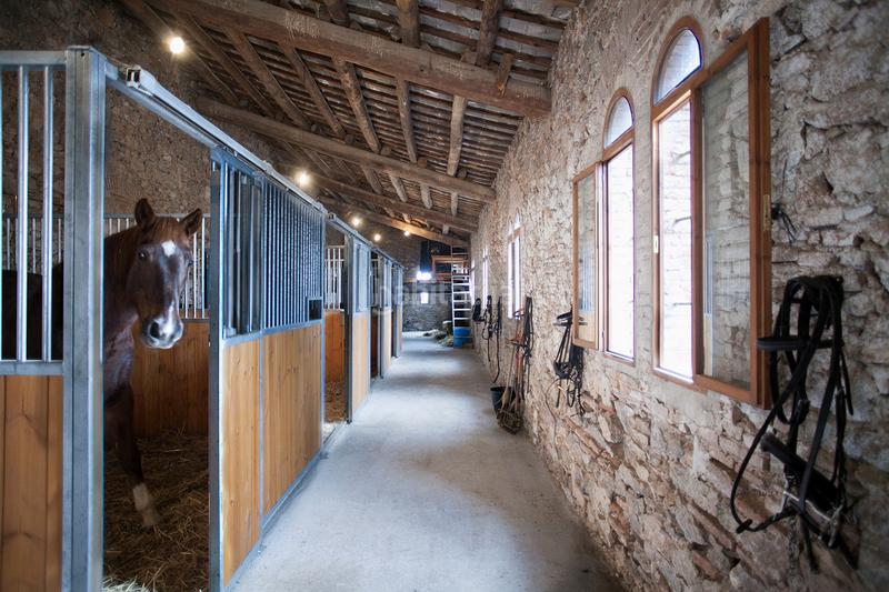 Foto e57478bd-637e-46d5-a562-c657d8815fa0. Masia amb xemeneia calefacció aparcament piscina a Castellar del Vallès