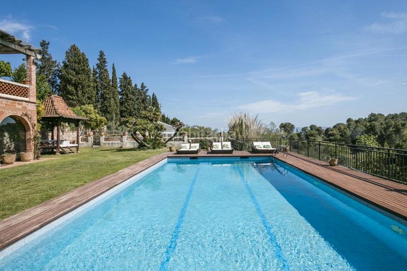 Foto e8c86b5d-6600-4123-91a0-1fdf6ed70232. Masia amb xemeneia calefacció aparcament piscina a Castellar del Vallès