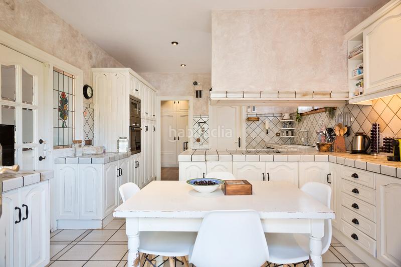 Foto e9340853-493c-4497-9d64-17c2929a1133. Masia amb xemeneia calefacció aparcament piscina a Castellar del Vallès