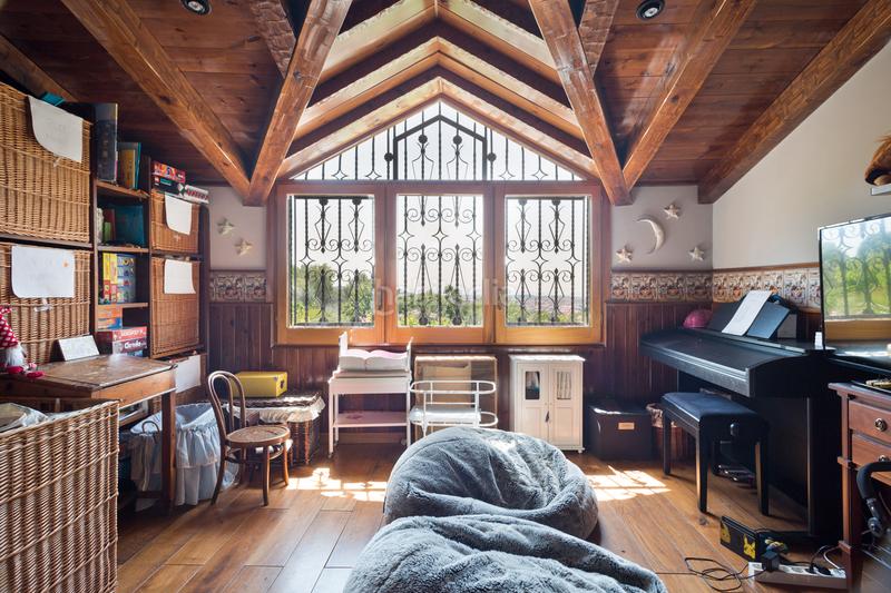 Foto f2f488df-baa0-497e-aca0-f6c23c5e312e. Masia amb xemeneia calefacció aparcament piscina a Castellar del Vallès