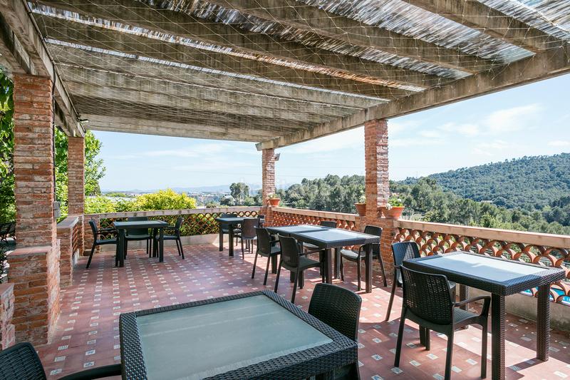 Foto f8e922b5-d3de-43bd-9071-c18dced20cec. Masia amb xemeneia calefacció aparcament piscina a Castellar del Vallès