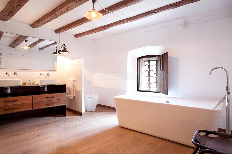 Foto fcf22a33-a68f-4fff-85ee-c308f66b9b70. Masia amb xemeneia calefacció aparcament piscina a Castellar del Vallès