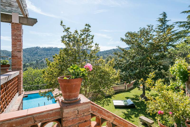 Foto fe8e4672-24c6-4529-9d48-484e072d8f74. Masia amb xemeneia calefacció aparcament piscina a Castellar del Vallès