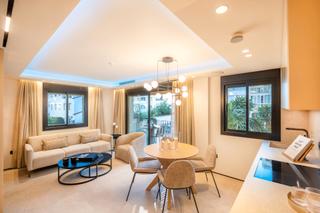 Apartament a Nueva Andaluca centro. Apartamento de lujo de 2 dormitorios a pasos de puerto bans ele