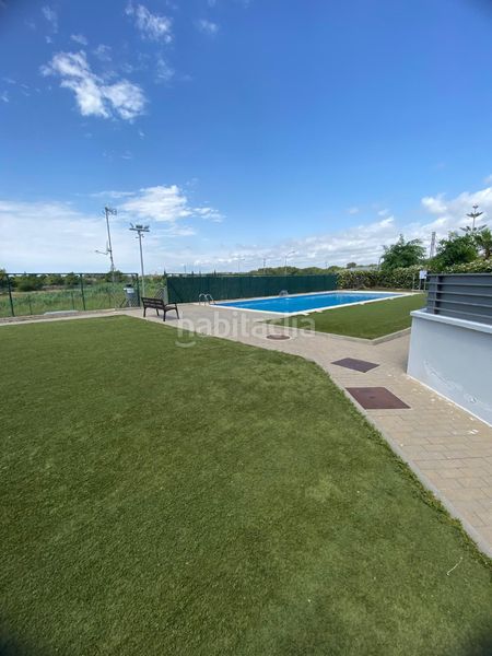 Foto bd04ee6a-b898-4c57-93a4-ef30949134ea. Casa adossada amb piscina a Roda de Barà
