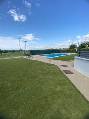 Casa adossada a Roda de Bar�. Casa de 130 m� amueblada con terraza a 1 km de la playa en roda