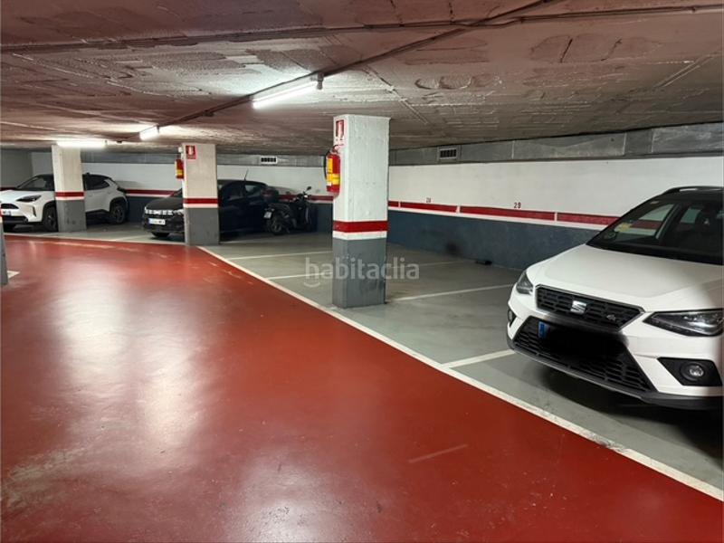 Foto f650717a-662b-4771-8264-9b15197c076d. Location parking voiture dans Sagrada Família Barcelona