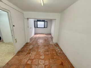 Etagenwohnung  Carrer de joaquim valls. **piso en venta en v�a j�lia - oportunidad �nica para vivir o in
