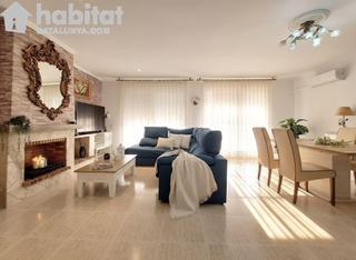 Reihenhaus in Sant Llorenç d´Hortons. Exclusiva casa adosada con piscina privada y  vistas a montserra