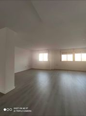 Lloguer Oficina a Martorell. Amplio y luminoso local para oficina