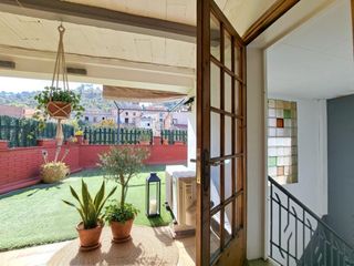 Casa a Martorell. Casa antigua reformada, esquinera, de  4 dormitorios, terrazas