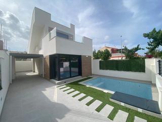 Chalet à Centro. Villa de obra nueva, con 3 habitaciones y piscina, a 650m de la