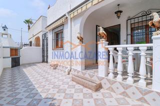 Chalet à Los Narejos_Punta Calera. Chalet semiadosado de 2 dormitorios con jardín y solarium privad