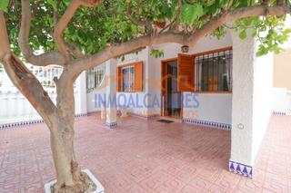 Casa a Centro. Bungalow de esquina en planta baja, 2 dormitorios y jardín, a so