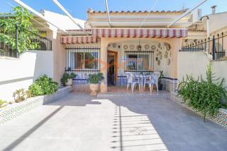 Dúplex a Centro. Estupendo dúplex con 3 dormitorios, jardín y solarium. en los al