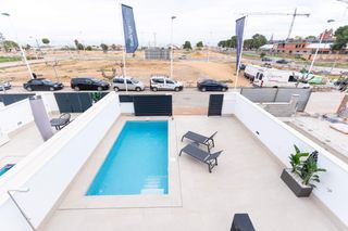 Chalet en San Pedro del Pinatar. Villa de obra nueva con 3 dormitorios, 3 baños, piscina privada,