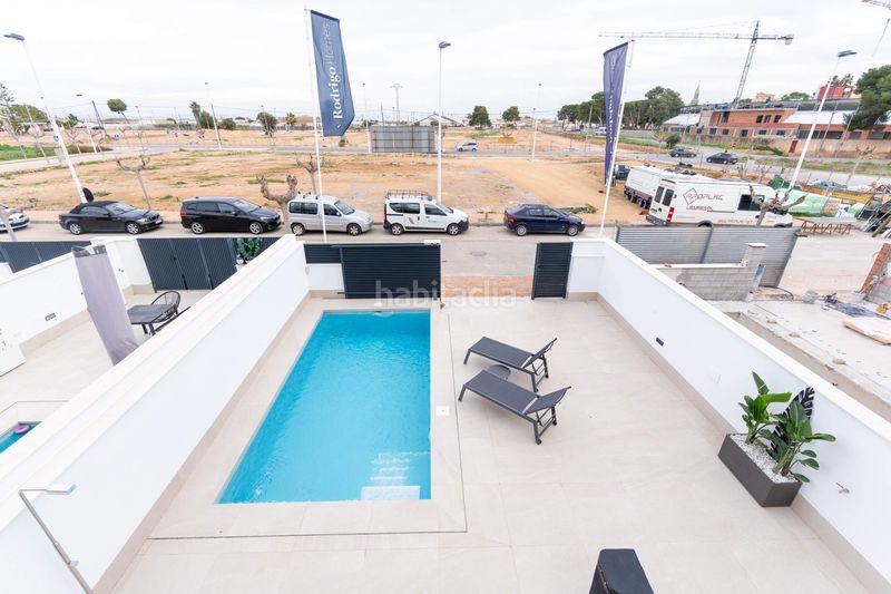 Foto 81544b6e-3b1f-4700-b2c7-d6050608435e. Chalet villa de obra nueva con 3 dormitorios, 3 baños, piscina privada, terrazas y jardín. , murcia. en San Pedro del Pinatar