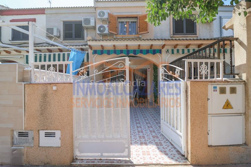 Foto 3473a8d6-50ee-49f9-9e8e-93b5a38d4814. Casa a 650m de la playa y un paso de la piscina, dúplex de 2 dormitorios, 2 baños y jardin, en los alcázares, murcia en Alcázares (Los)