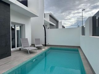 Chalet in Balsicas. Villa de obra nueva con 3 dormitorios,2 baños, solárium y piscin