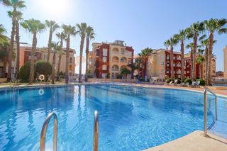 Apartamento en Centro. Ático de 2 habitaciones, solarium privado y piscina comunitaria.