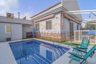Xalet a Los Urrutias. Magnífico chalet independiente de dos dormitorios, con jardín y